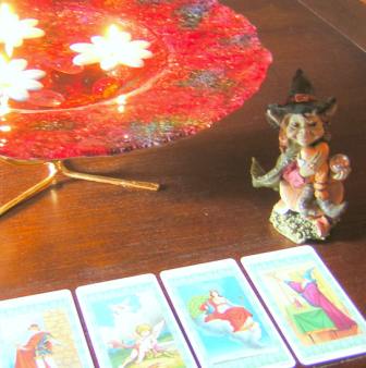 Tarot Karten, Hexe mit Wahrsagekugel, Zeremonienschale mit Bltenkerzen,